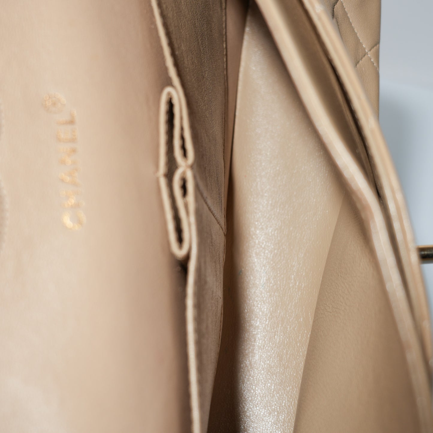 シャネル マトラッセ 25 ラムスキン ダブルフラップ ダブルチェーン バッグ ベージュ ゴールド金具