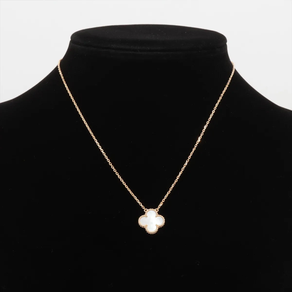 Van Cleef & Arpels Vintage Alhambra pendant, 18K yellow gold, mother-of-pearl