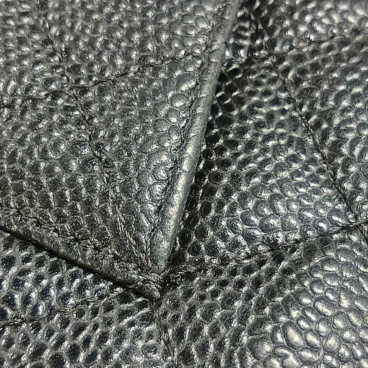 Matelasse Caviar Skin chain wallet black